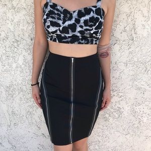 Fitted skirt with zippers